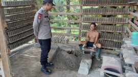 Patroli Siang Polsek Mandor Sambangi Pembuat Batako, Perkuat Keamanan Lewat Dialog Humanis