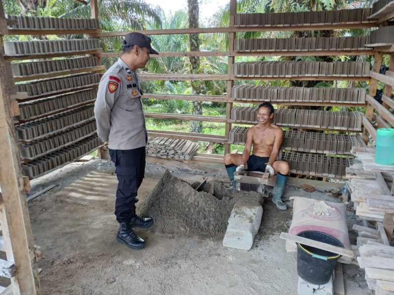 Patroli Siang Polsek Mandor Sambangi Pembuat Batako, Perkuat Keamanan Lewat Dialog Humanis