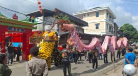 Polres Melawi Amankan Buka Mata Naga dan Pawai Barongsai Imlek 2577 di Nanga Pinoh