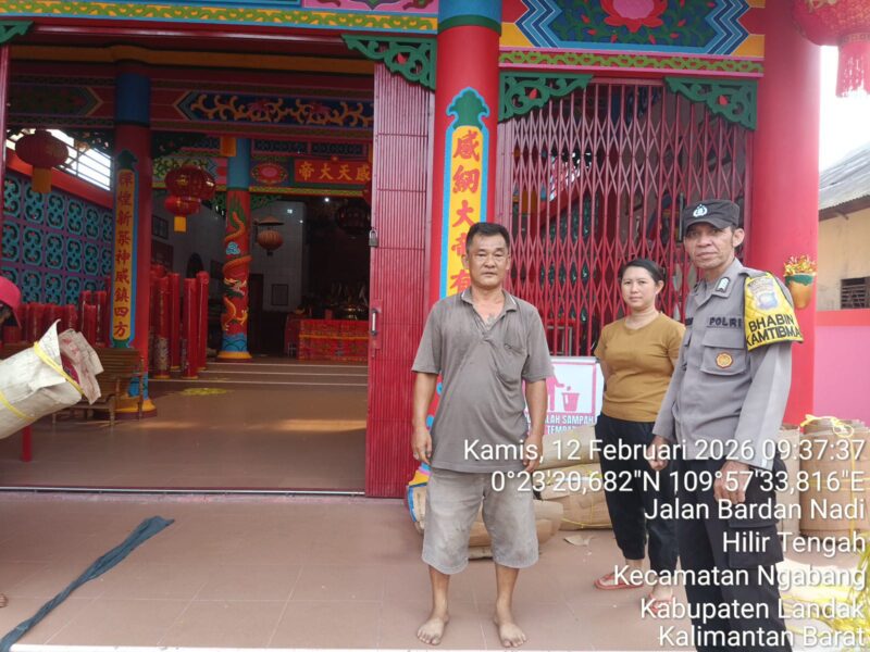 Patroli Dialogis Polsek Ngabang Perkuat Keamanan Rumah Ibadah, Situasi Kota Tetap Kondusif