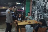 Patroli Malam Humanis Polsek Sengah Temila, Polisi dan Warga Jaga Keamanan Bersama