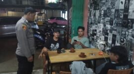Patroli Malam Humanis Polsek Sengah Temila, Polisi dan Warga Jaga Keamanan Bersama