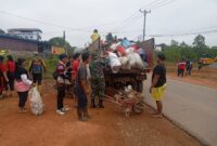 Babinsa Koramil 1204-09/Toba Bersama Warga Bersihkan Jalan Trans Kalimantan, Perkuat Gotong Royong di Sanggau