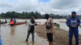 Jumat Berbagi Polres Sintang Salurkan Nasi Bungkus untuk Tim Pencarian Korban Tenggelam