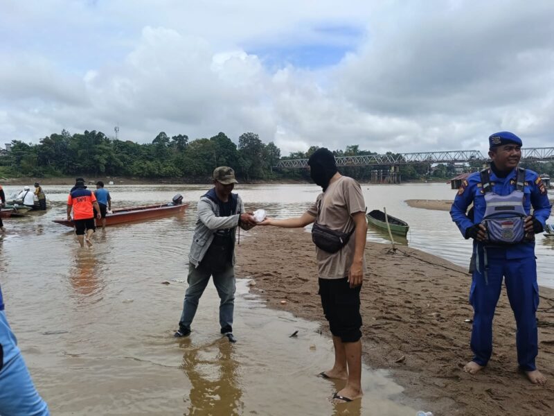 Jumat Berbagi Polres Sintang Salurkan Nasi Bungkus untuk Tim Pencarian Korban Tenggelam