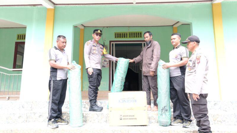 Polres Sintang Berbagi: Bantuan Rumah Ibadah dan Nasi Siap Saji untuk Tim Pencarian Korban Tenggelam
