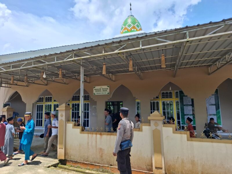 Polsek Kuala Behe Amankan Sholat Jumat di Masjid Nurul Iman, Wujudkan Pelayanan Prima Kepada Masyarakat