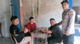 Ngobrol Santai Polisi Sengah Temila Bersama Warga, Ajak Masyarakat Peduli Kamtibmas