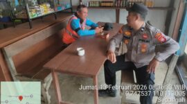 Polsek Air Besar gelar patroli siang dialogis, sapa warga dan berikan imbauan kamtibmas demi keamanan lingkungan tetap kondusif.