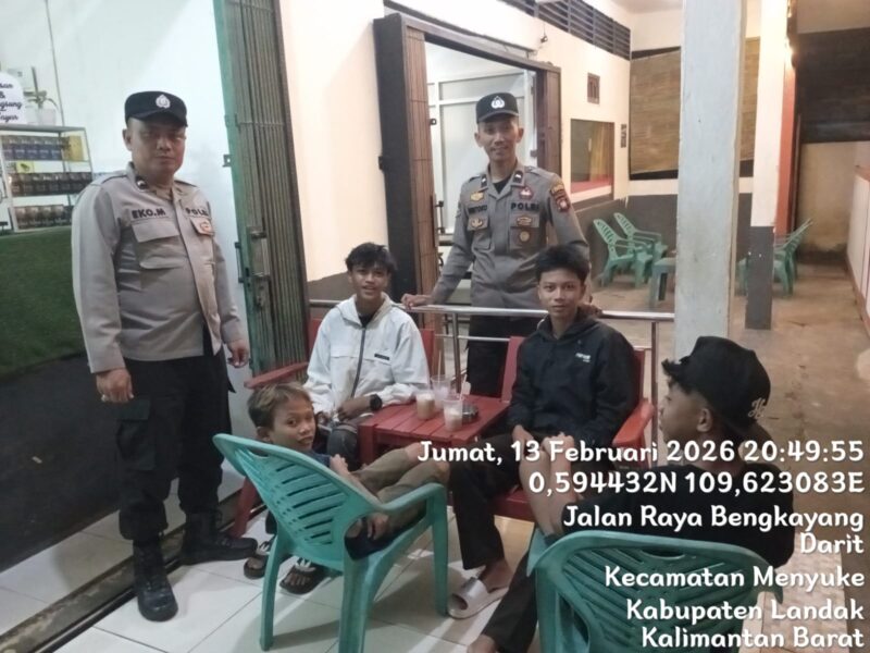 Patroli Malam Polsek Menyuke Perkuat Keamanan Warga di Kabupaten Landak