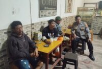 Patroli Malam Polsek Mandor, Polisi Humanis Sambangi Warga