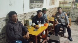 Patroli Malam Polsek Mandor, Polisi Humanis Sambangi Warga