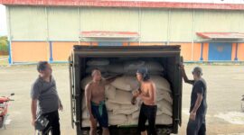 Polsek Ngabang Kirim 2,6 Ton Jagung Demplot ke Gudang Bulog Pontianak