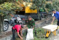 Sinergi TNI dan Warga, Babinsa Tebas Kuala Gelar Aksi Bersih Tepi Jalan