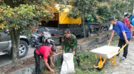 Sinergi TNI dan Warga, Babinsa Tebas Kuala Gelar Aksi Bersih Tepi Jalan