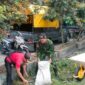 Sinergi TNI dan Warga, Babinsa Tebas Kuala Gelar Aksi Bersih Tepi Jalan