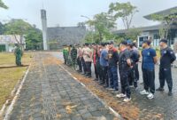 Koramil Sejangkung Bersihkan Pasar Wisata Aruk, Perkuat Citra Perbatasan NKRI yang Bersih dan Tertata