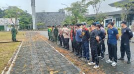 Koramil Sejangkung Bersihkan Pasar Wisata Aruk, Perkuat Citra Perbatasan NKRI yang Bersih dan Tertata
