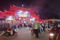 Polres Landak Amankan Ibadah Malam Imlek di Klenteng Ngabang, Cegah Macet dan Pencurian Kendaraan