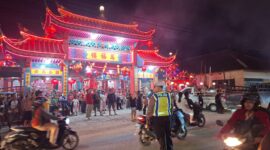 Polres Landak Amankan Ibadah Malam Imlek di Klenteng Ngabang, Cegah Macet dan Pencurian Kendaraan