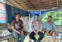 Meski Cuaca Tak Bersahabat, Polisi Mandor Tetap Hadir Jalin Kedekatan dengan Warga