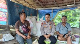 Meski Cuaca Tak Bersahabat, Polisi Mandor Tetap Hadir Jalin Kedekatan dengan Warga