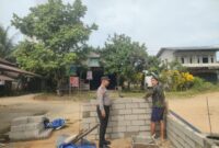 Polisi Humanis Turun Langsung, Ingatkan Keselamatan Tukang Bangunan di Air Besar