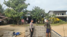 Polisi Humanis Turun Langsung, Ingatkan Keselamatan Tukang Bangunan di Air Besar