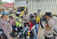 Polres Landak Sosialisasi Karhutla dan Bagikan Masker untuk Lindungi Warga