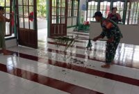 Babinsa Koramil Jangkang dan Warga Gotong Royong Bersihkan Surau Sambut Ramadhan 1447 H