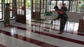 Babinsa Koramil Jangkang dan Warga Gotong Royong Bersihkan Surau Sambut Ramadhan 1447 H