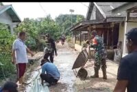 Babinsa Buduk Sempadang Gotong Royong Cor Jalan Setapak, Perkuat Akses dan Ekonomi Warga Sambas