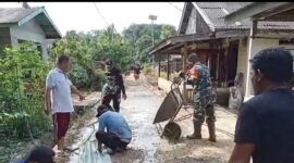 Babinsa Buduk Sempadang Gotong Royong Cor Jalan Setapak, Perkuat Akses dan Ekonomi Warga Sambas