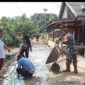 Babinsa Buduk Sempadang Gotong Royong Cor Jalan Setapak, Perkuat Akses dan Ekonomi Warga Sambas