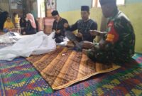 Babinsa Temajuk Sambangi Rumah Duka Warga di Sambas, Wujud Empati TNI