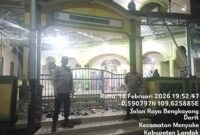 Polsek Menyuke Amankan Sholat Tarawih Perdana Ramadan di Masjid Al-Ikhlas Darit Landak