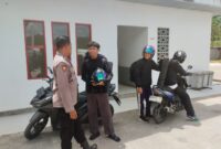 Patroli Siang Polsek Mandor Pererat Silaturahmi Polisi dan Warga