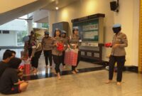 Gerobak Propam Berbagi, Polda Kalbar Bagikan Takjil di Masjid Raya Mujahidin Pontianak