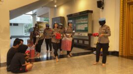 Gerobak Propam Berbagi, Polda Kalbar Bagikan Takjil di Masjid Raya Mujahidin Pontianak