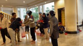 Bid Propam Polda Kalbar Bagikan Takjil di Masjid Raya Mujahidin Pontianak