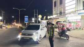 Polwan Satlantas Polres Melawi Amankan Salat Isya dan Tarawih Ramadan