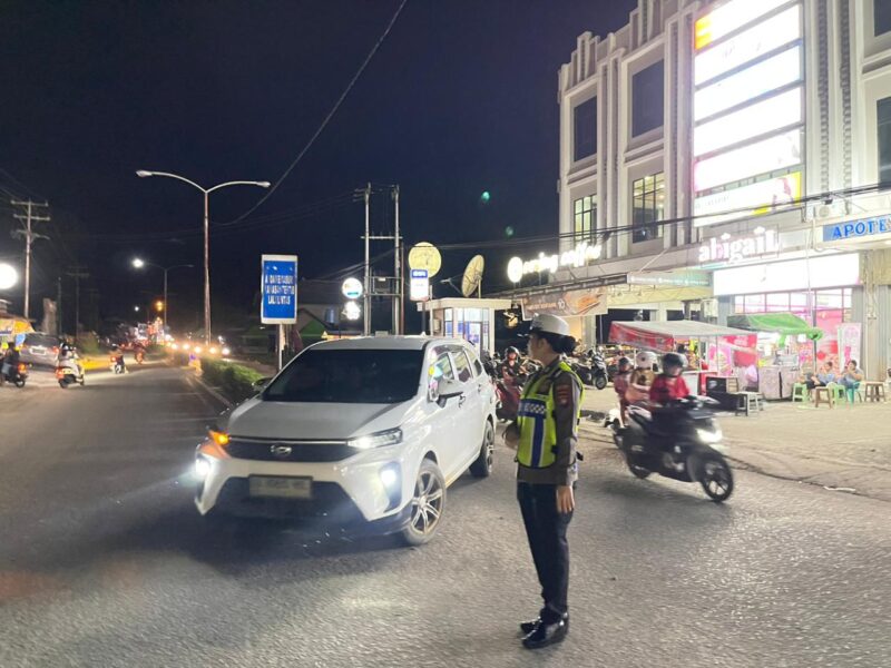 Polwan Satlantas Polres Melawi Amankan Salat Isya dan Tarawih Ramadan