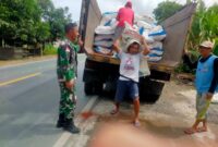 Babinsa Koramil Tebas Kawal Penyaluran Pupuk Subsidi di Sambas, Dukung Ketahanan Pangan Petani