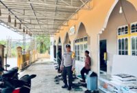 Polsek Kuala Behe Amankan Shalat Jumat di Masjid Nurul Iman Saat Ramadan