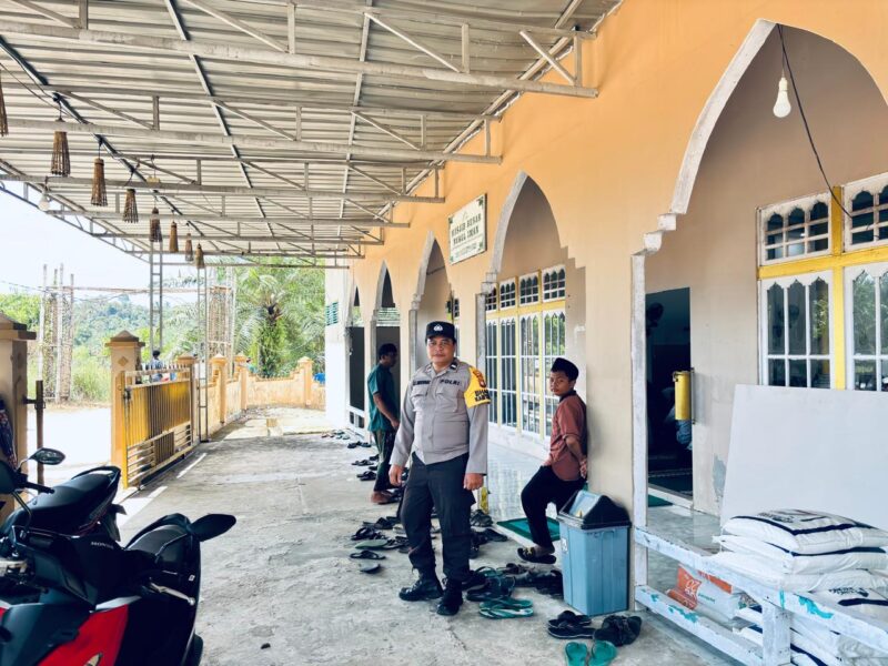 Polsek Kuala Behe Amankan Shalat Jumat di Masjid Nurul Iman Saat Ramadan