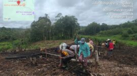 Kapolsek Menyuke Hadiri Penanaman Jagung Program 1 Desa 1 Hektar di Desa Mamek
