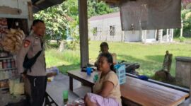 Patroli Siang Polsek Sebangki Bangun Kedekatan Polisi dan Warga