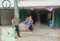 Patroli Siang Polsek Air Besar Sapa Warga Berbelanja dan Beri Imbauan Keamanan