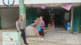 Patroli Siang Polsek Air Besar Sapa Warga Berbelanja dan Beri Imbauan Keamanan