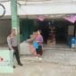 Patroli Siang Polsek Air Besar Sapa Warga Berbelanja dan Beri Imbauan Keamanan